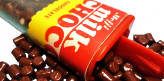 65年発売開始、明治ミルクチョコベビー(現在もチョコベビーとして販売)